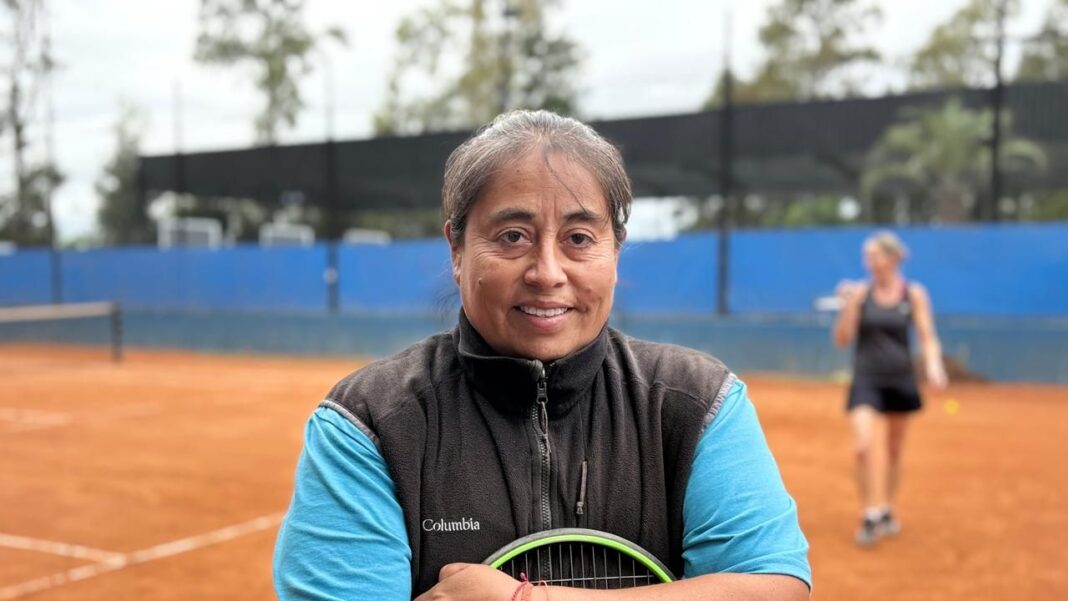 Participantes jugando un partido de tenis en las canchas del Club Las Rejas, Catamarca.