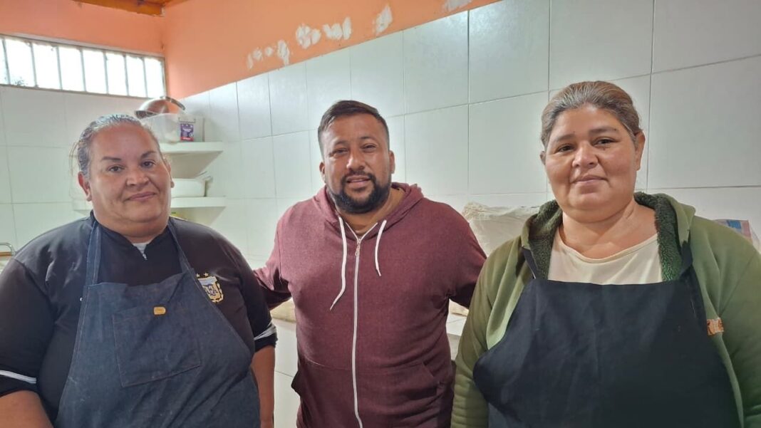 Voluntarios del comedor comunitario Miles de Sonrisas en el barrio Libertador II, Catamarca.