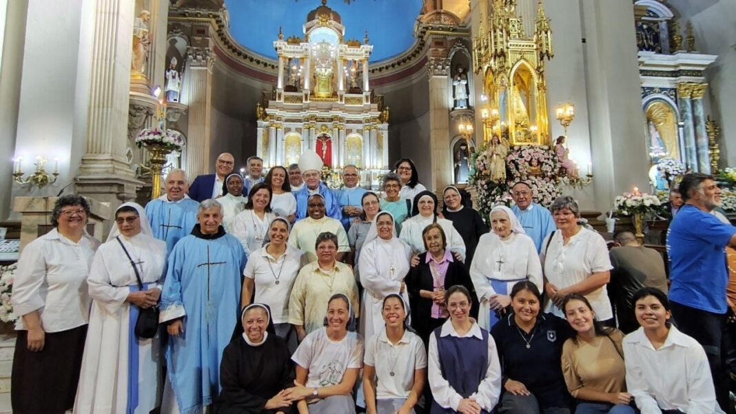 Representantes de comunidades religiosas durante la misa en honor a la Virgen del Valle en el Santuario Catedral de Catamarca.