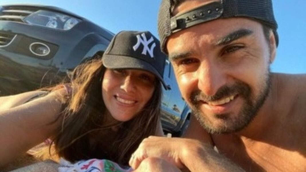 Ilustración representativa de una balanza de la justicia sobre un fondo serio.