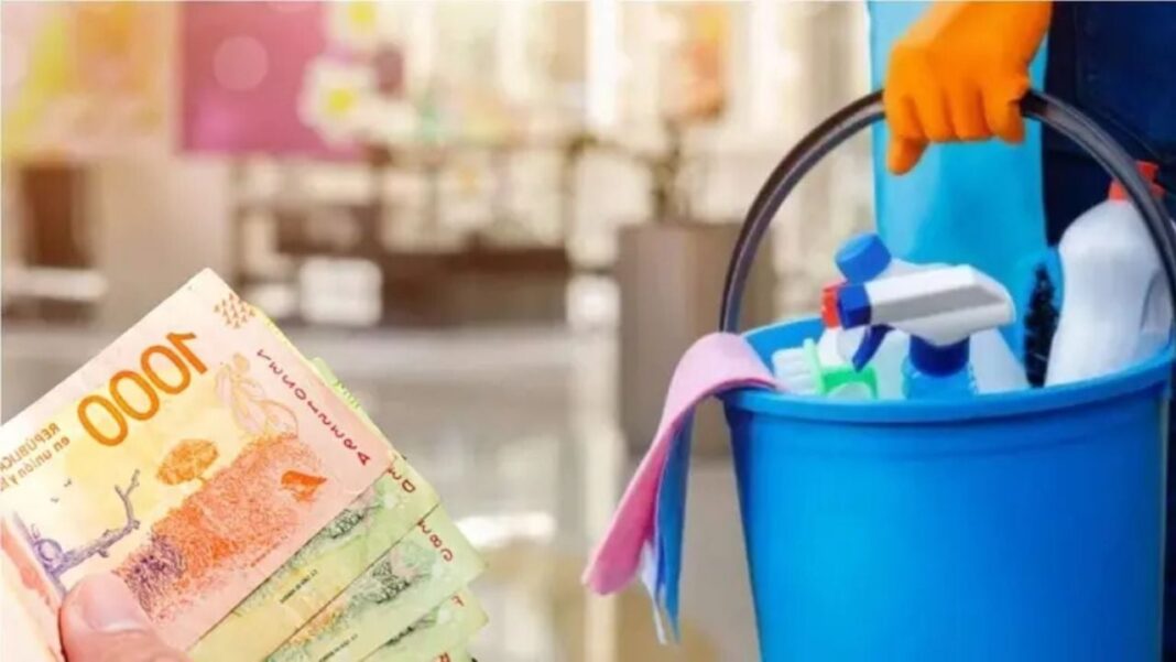 Mesa de trabajo con documentos y calculadora, representando paritarias de personal doméstico