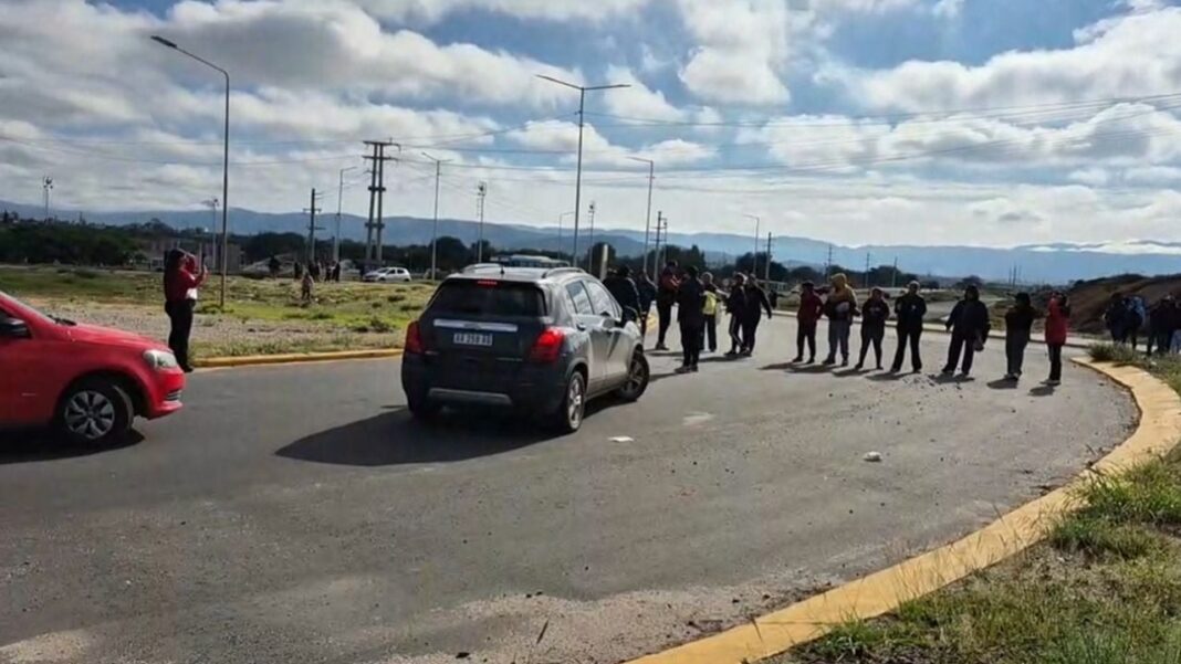 Vecinos con carteles en corte de avenida Juan Chelemín, Catamarca