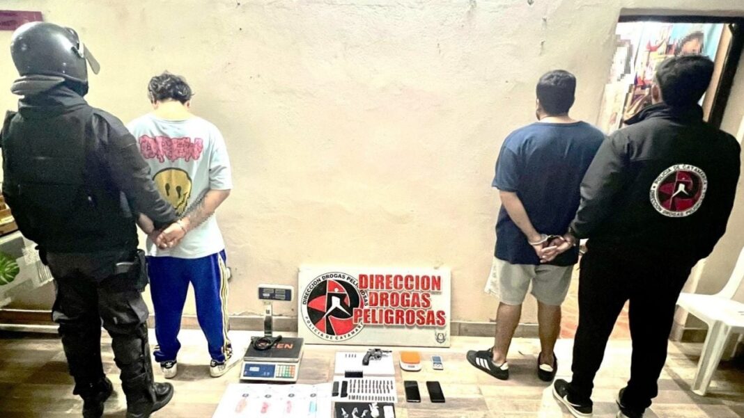 Efectivos policiales durante allanamiento por drogas en la Capital de Catamarca