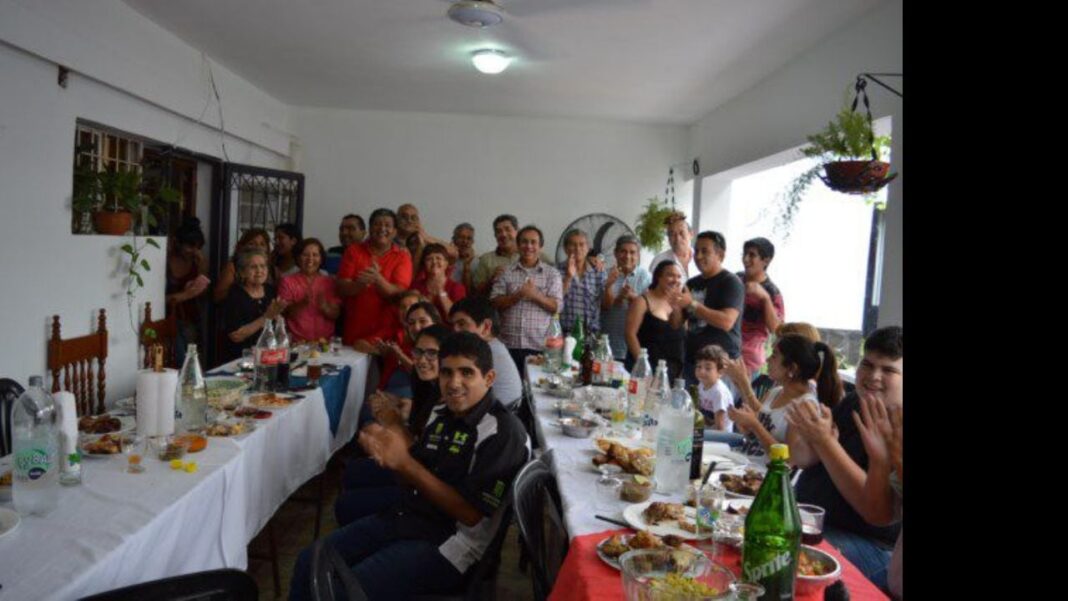 Ilustración de un pastel de cumpleaños con los colores de la bandera de Catamarca.