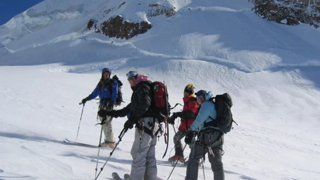 Vista de Bariloche con montañas nevadas y centro de esquí