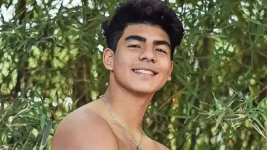 Ilustración de una balanza de la justicia sobre un fondo neutro.