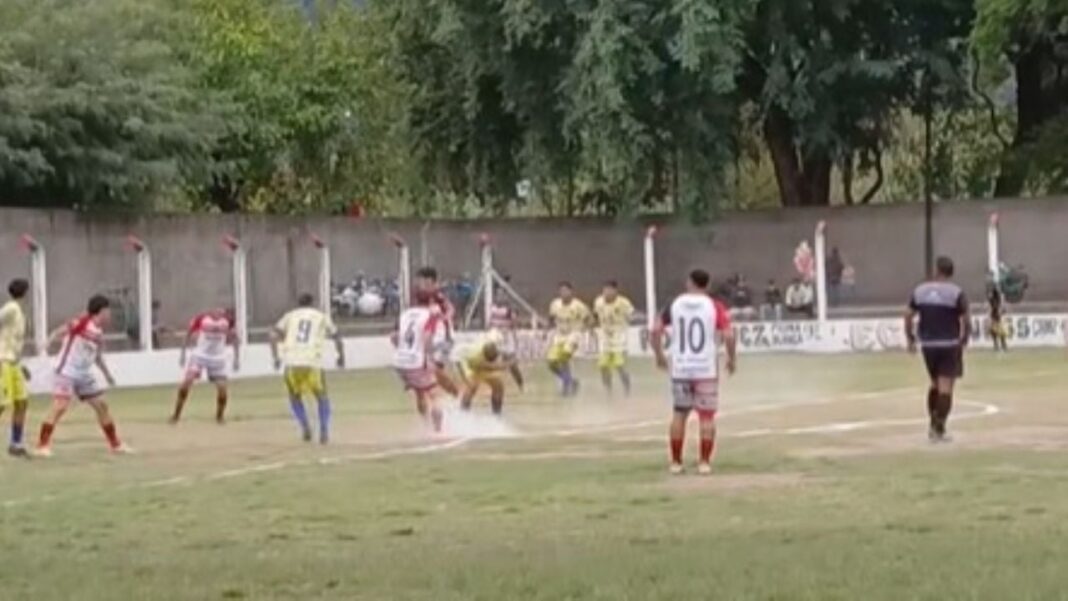 Jugadores de Defensores de Esquiú celebran un gol en el estadio de Piedra Blanca durante el partido de la Liga Chacarera.