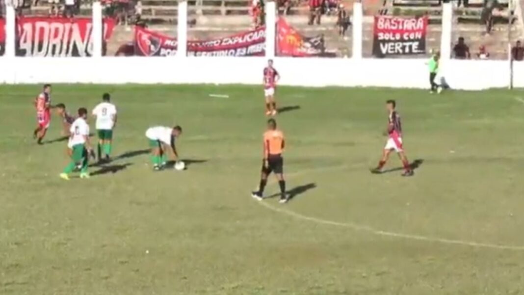 Jugadores de Defensores de Esquiú celebran un gol durante el partido contra Tinogasta Central en el Torneo Provincial.