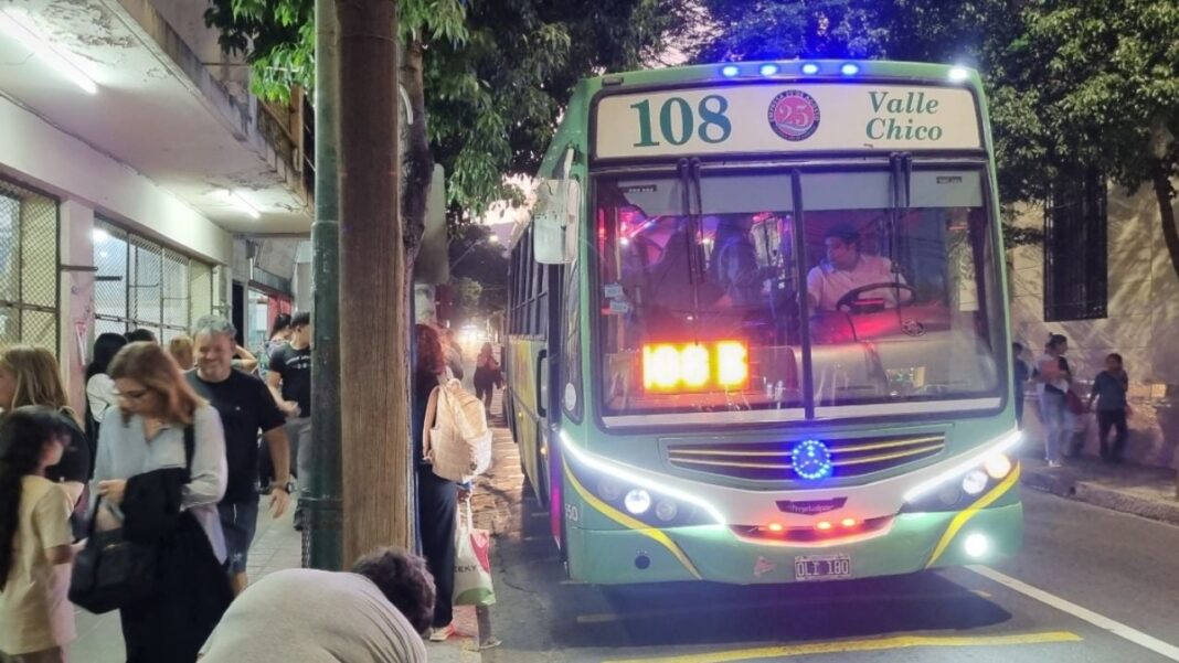 Ilustración de un ómnibus urbano en la provincia de Catamarca