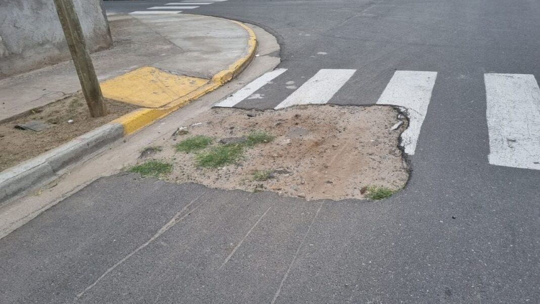 Bache en intersección de Avenida Santo Domingo y Francia, barrio 40 VV Norte, Catamarca