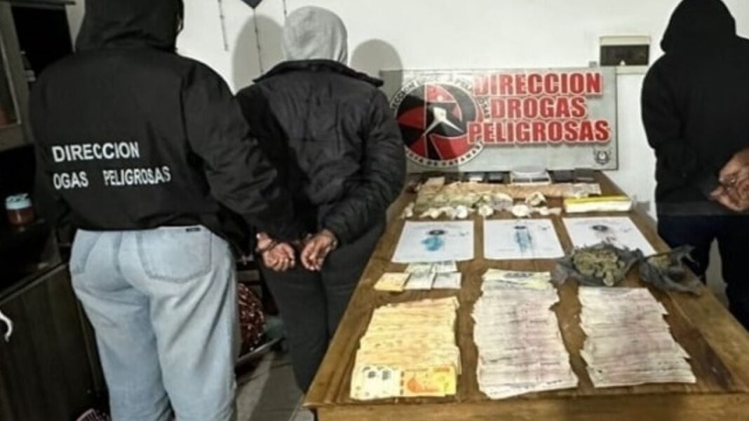 Operativo policial y elementos incautados durante allanamientos antidrogas en barrios de Catamarca