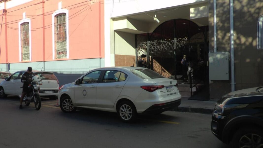 Presencia policial frente a una escuela en Catamarca