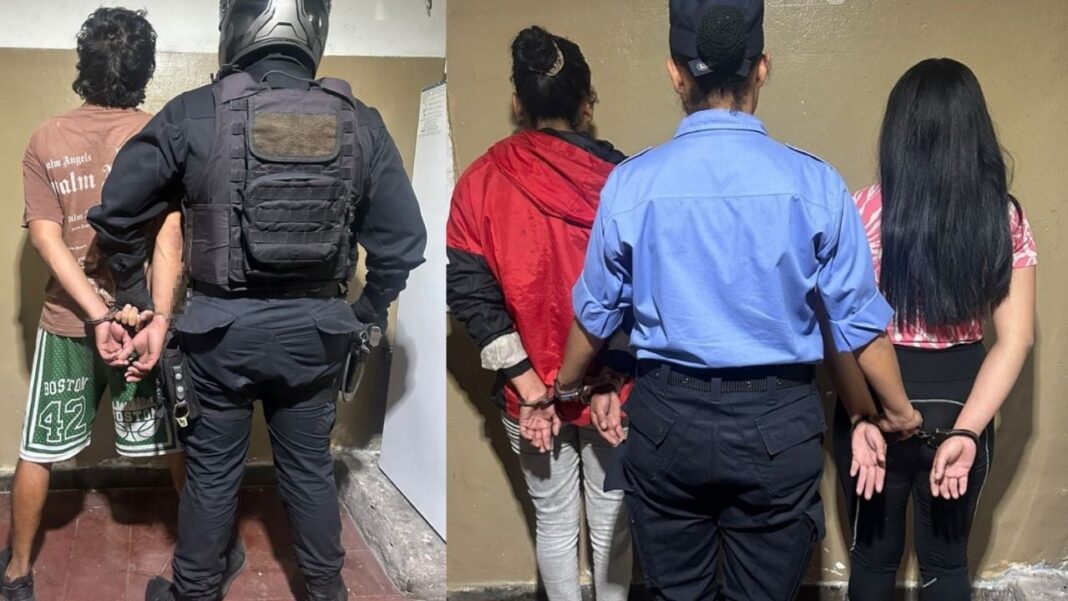 Ilustración genérica de un procedimiento policial nocturno en una calle de Catamarca.