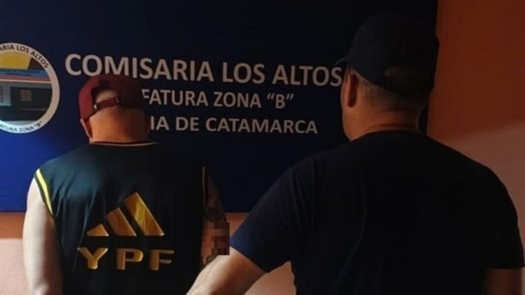 Efectivos policiales realizan un procedimiento en la vía pública de Los Altos, departamento Santa Rosa, Catamarca.