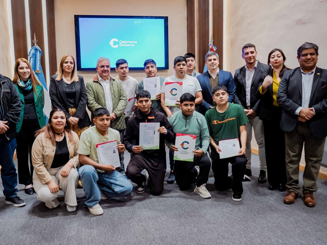 Gobernador Raúl Jalil entrega certificados a jóvenes egresados del curso de soldadura industrial en Casa de Gobierno