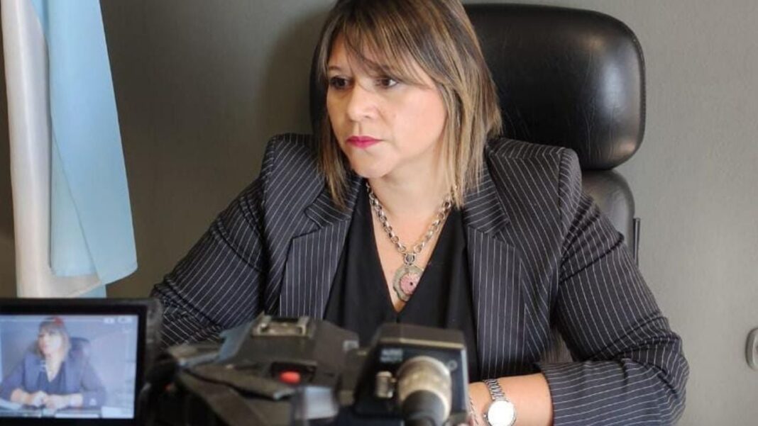 Diputada Natalia Herrera en las afueras del Hogar Sipa Huasi en Catamarca