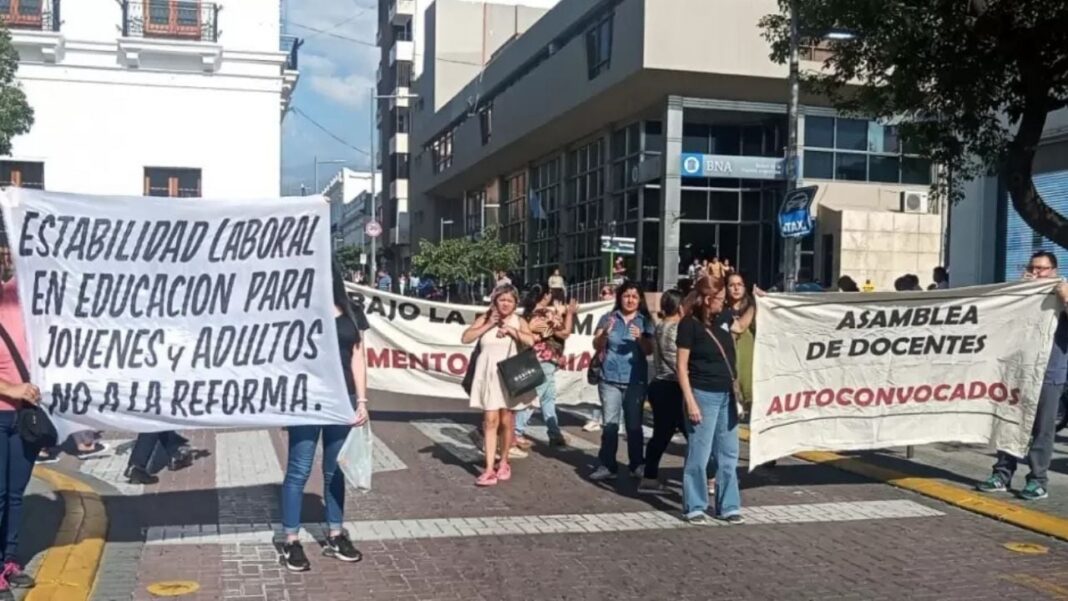 Docentes en reunión o manifestación pacífica en la provincia de Catamarca