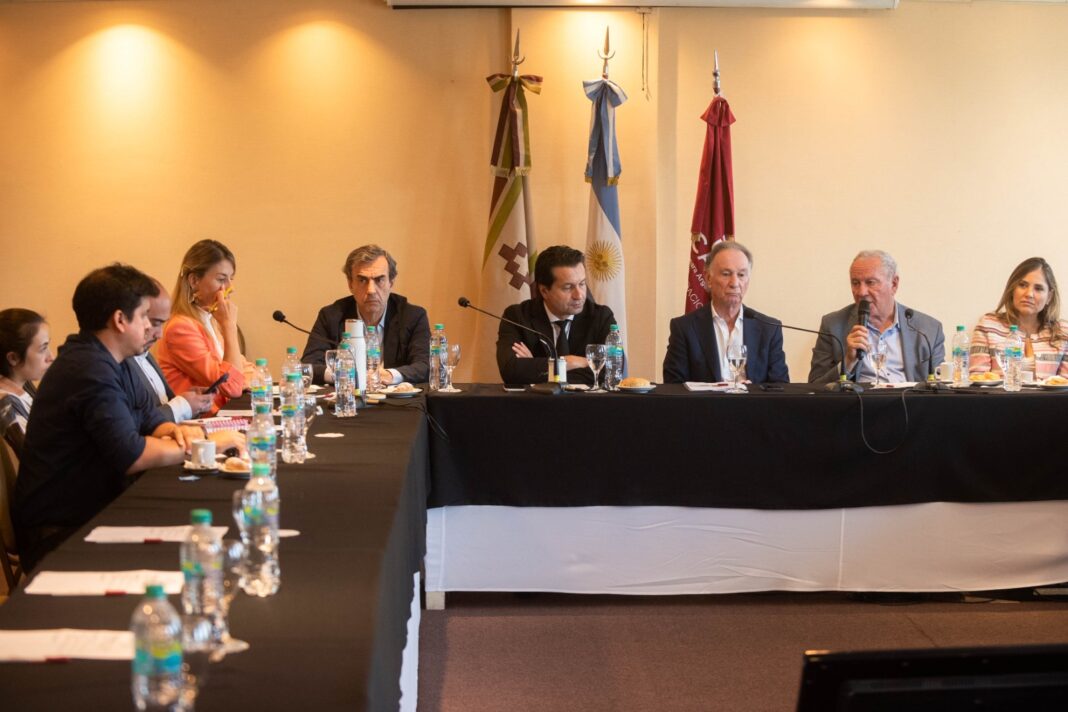 Vicegobernador Rubén Dusso durante la sesión de la Mesa Ejecutiva de CAMARCO en Catamarca.