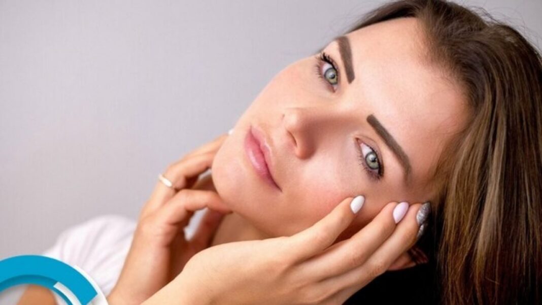 Mujer mayor de 50 años realizando ejercicios con pesas ligeras bajo supervisión.