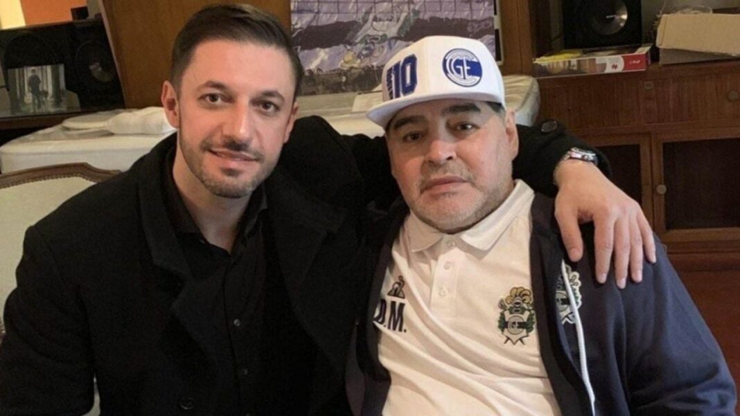 Diego Maradona en primer plano con gesto serio