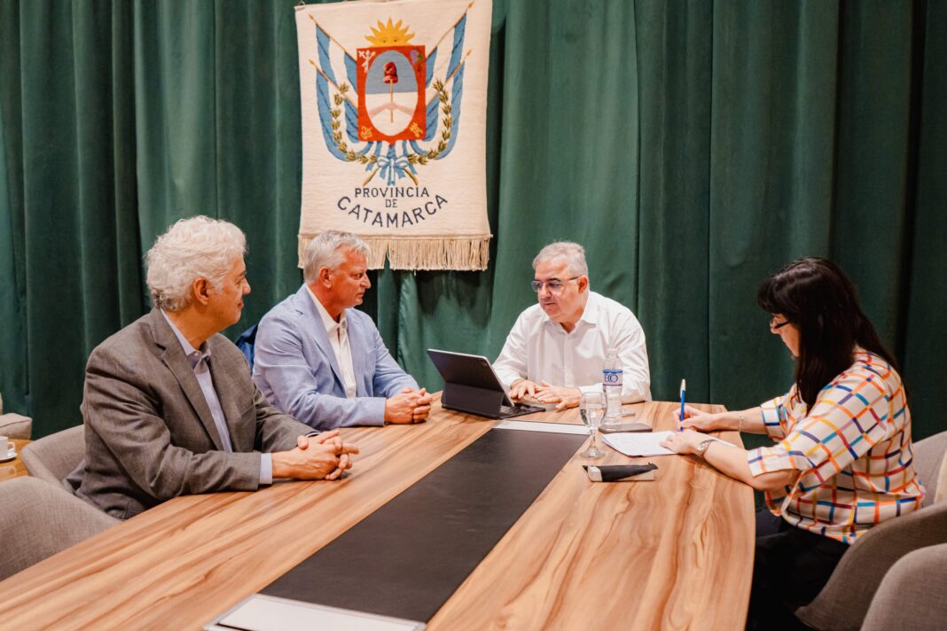 Autoridades de gobierno y de la empresa Pampa Catamarca SA durante reunión en Casa de Gobierno