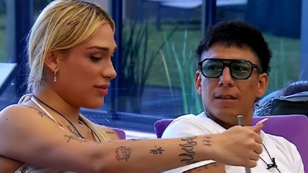 Participantes de Gran Hermano conversan en el living de la casa