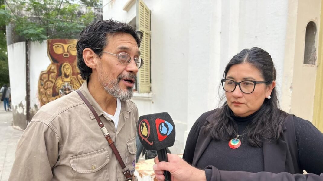 Fachada de la Escuela de Artesanías de Catamarca, mostrando signos de deterioro edilicio.