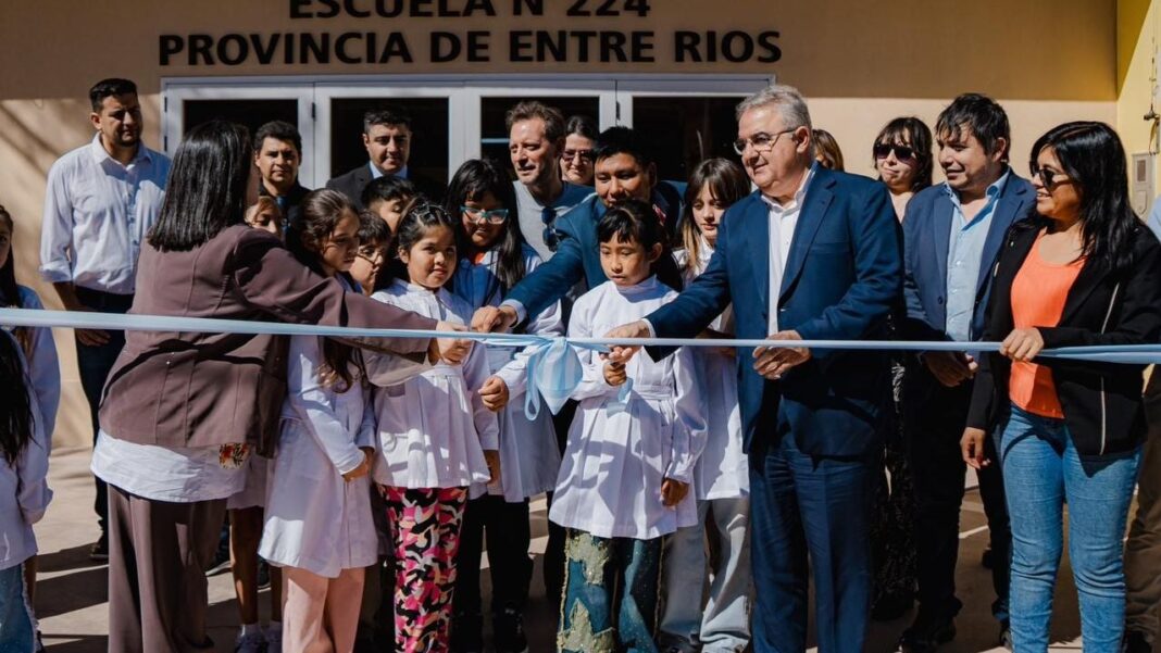 Autoridades inauguran las obras de remodelación en la Escuela Primaria N°224 de Fiambalá, Catamarca.