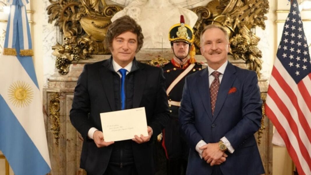 Banderas de Argentina, Estados Unidos e Irán en contexto diplomático.