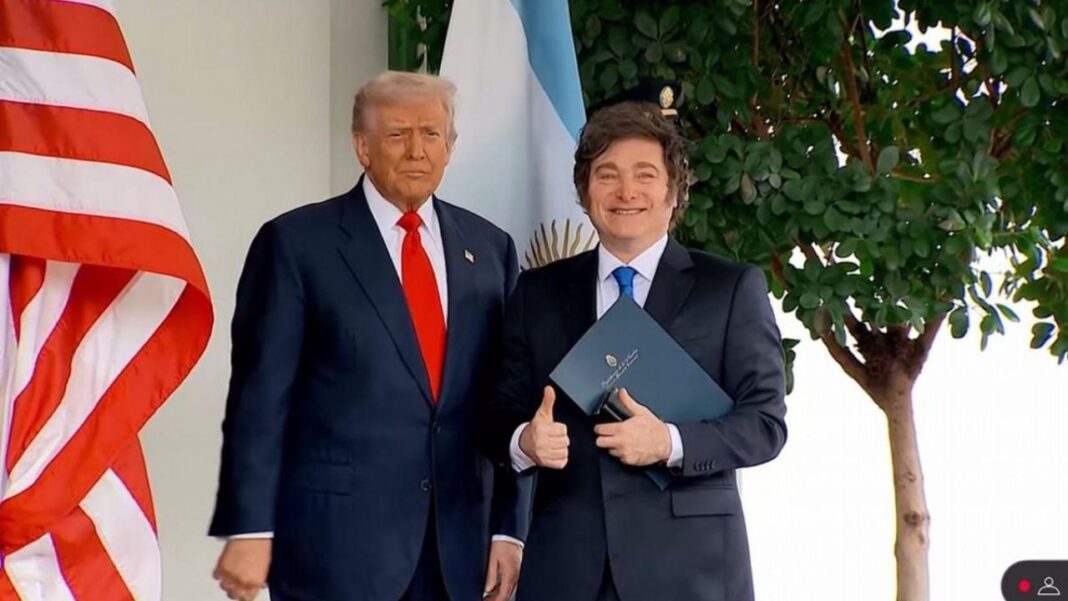Bandera de Argentina y bandera de Estados Unidos en un contexto diplomático.