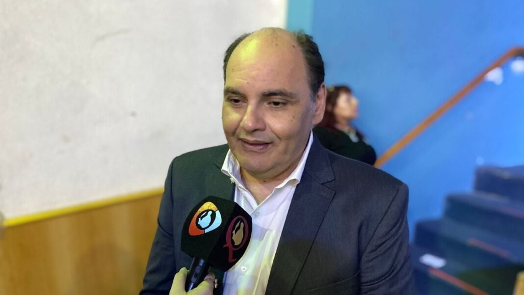 Intendente Gustavo Saadi junto a estudiantes y docentes del SEM durante la entrega de certificados Cambridge