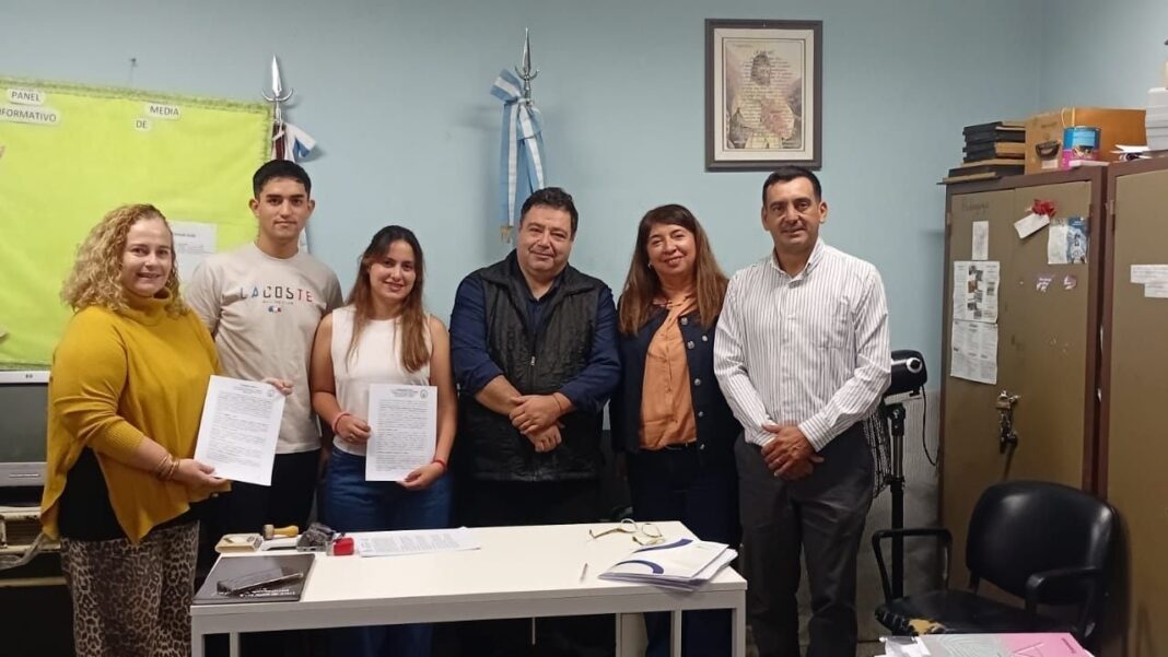Estudiantes de la UNCA en la sede Los Altos durante la firma de convenios para prácticas profesionales