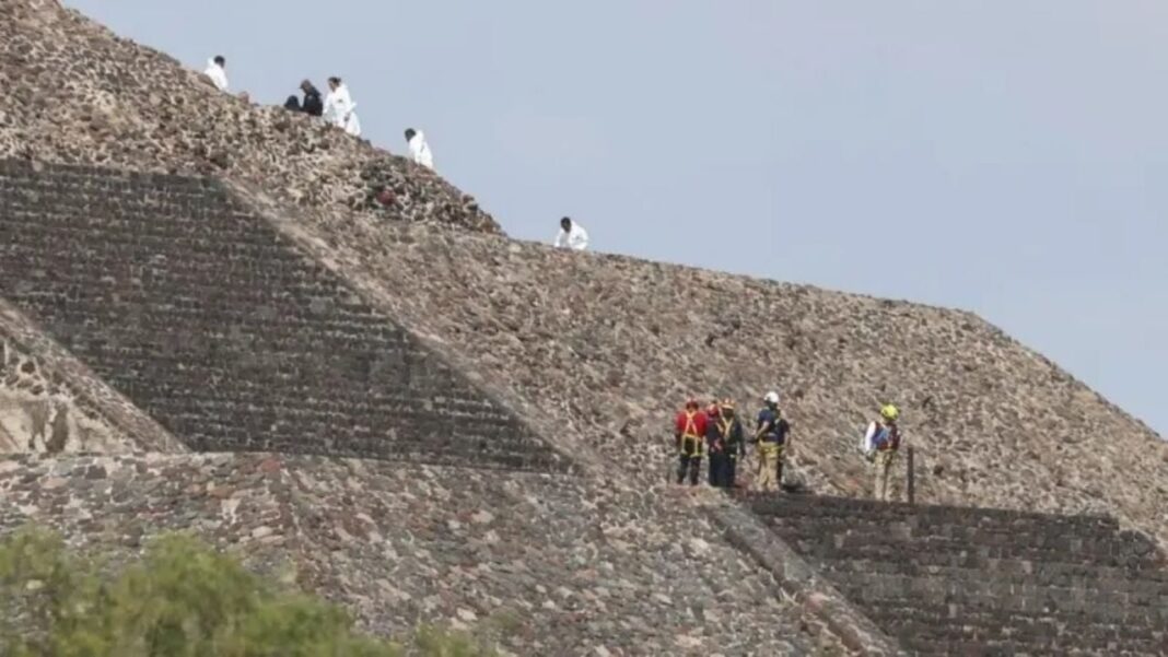 Vista aérea de la Zona Arqueológica de Teotihuacán con las pirámides al fondo.