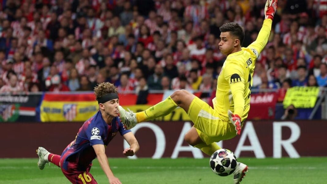 Fermín López del Barcelona atendido por médicos tras choque con Juan Musso del Atlético de Madrid en partido de Champions League.