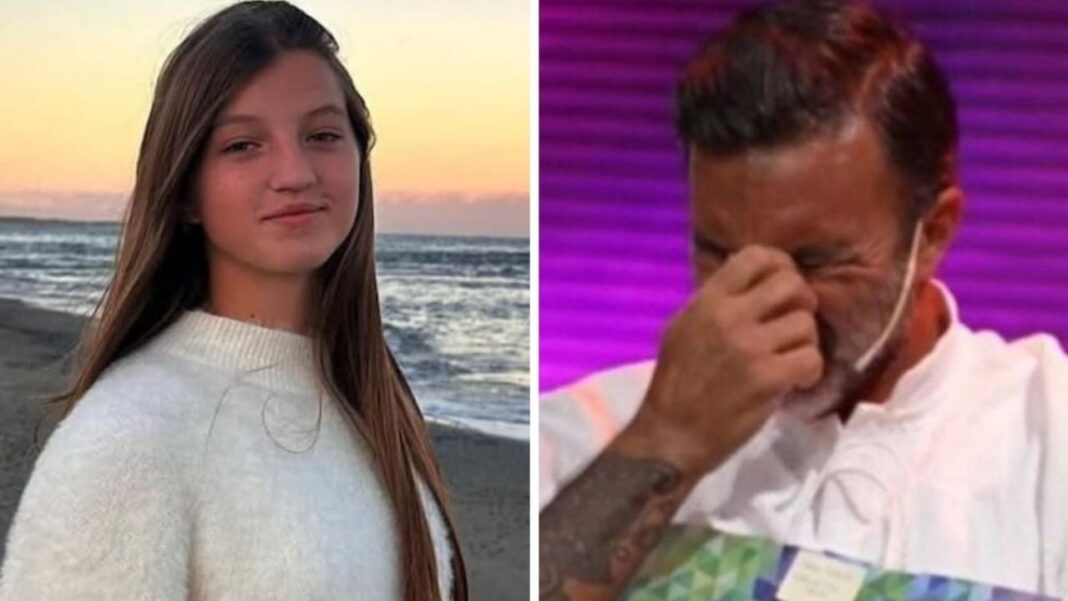 Allegra Cubero en su fiesta de 15 con vestido verde esmeralda