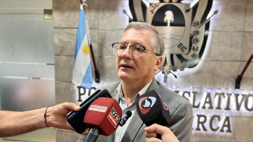 Senador Ramón Figueroa Castellanos durante una entrevista.