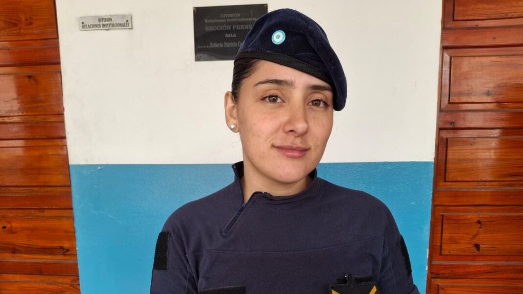 Efectivos policiales en la vía pública durante una intervención en Catamarca