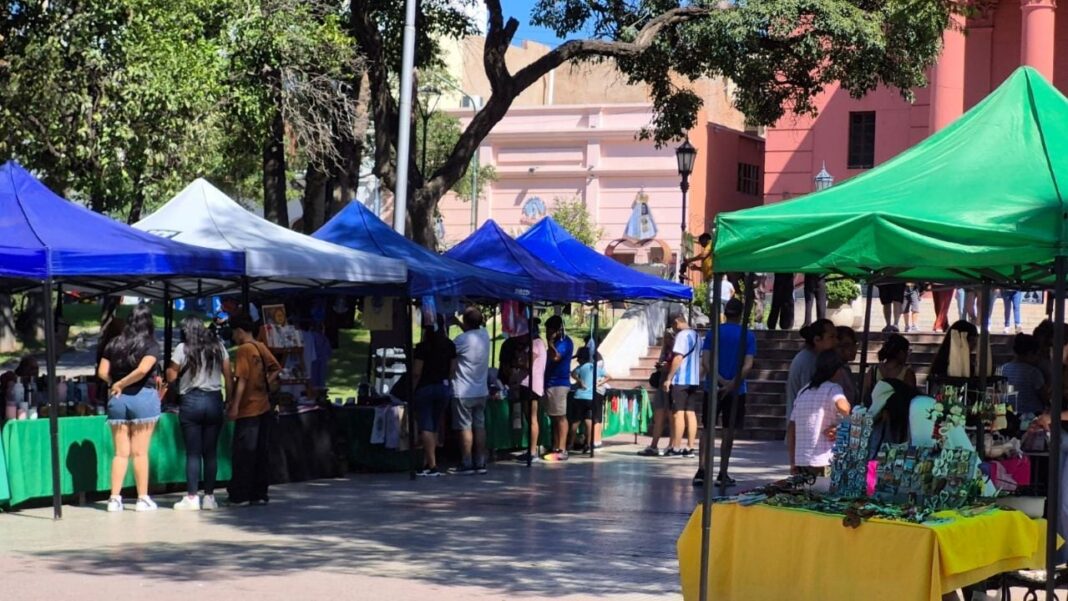 Feria de emprendedores en la Plaza 25 de Mayo de Catamarca durante el fin de semana largo