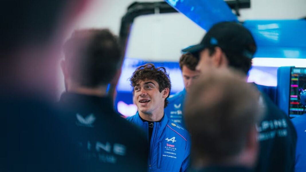 Franco Colapinto junto al Alpine A390 eléctrico en el circuito de Silverstone