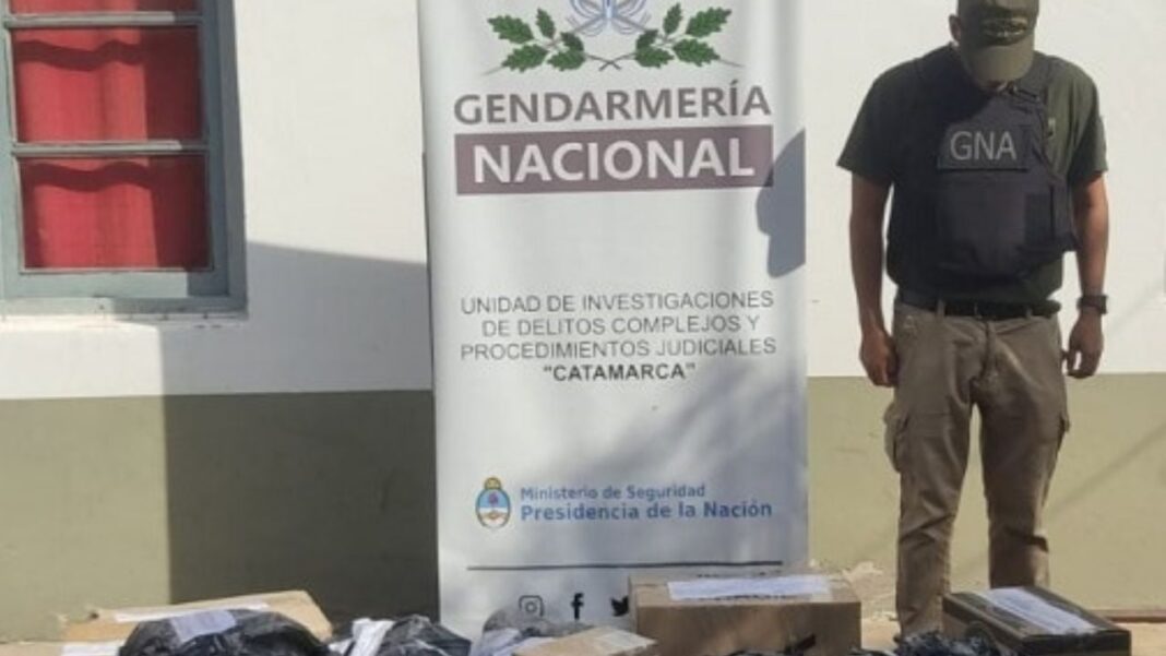 Efectivos de Gendarmería durante el operativo de incautación de mercadería de contrabando