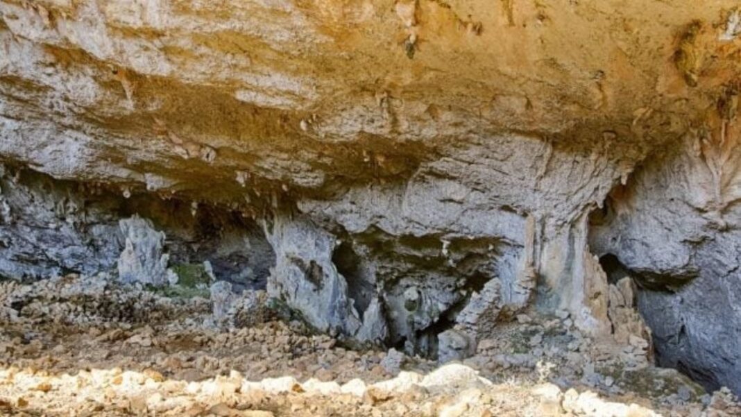 Vista del Peñón de Gibraltar y acantilados, lugar del hallazgo arqueológico de la cueva relacionada con los neandertales.