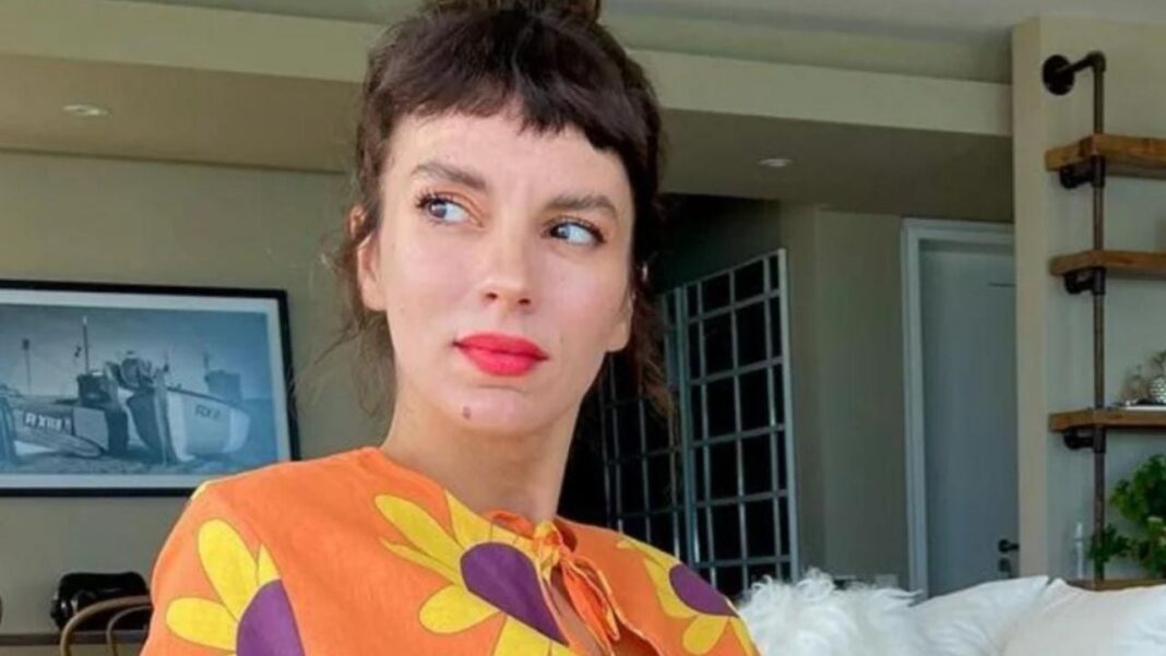 Gimena Accardi, actriz argentina, sonriendo a cámara.