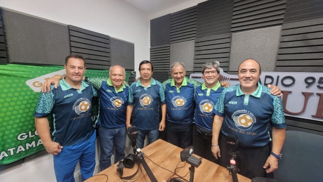 Víctor 'Chirola' Dumitru y Andrés Donato Chazarreta, exfutbolistas catamarqueños, en un momento de la entrevista.