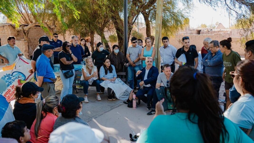 Gobernador Raúl Jalil en diálogo con vecinos de Fiambalá.