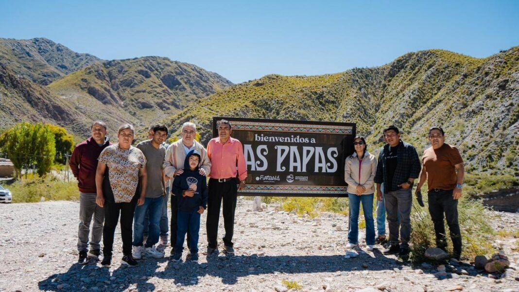 Gobernador Raúl Jalil junto a autoridades durante la visita a Las Papas, Tinogasta, donde se inauguraron obras de energía solar.