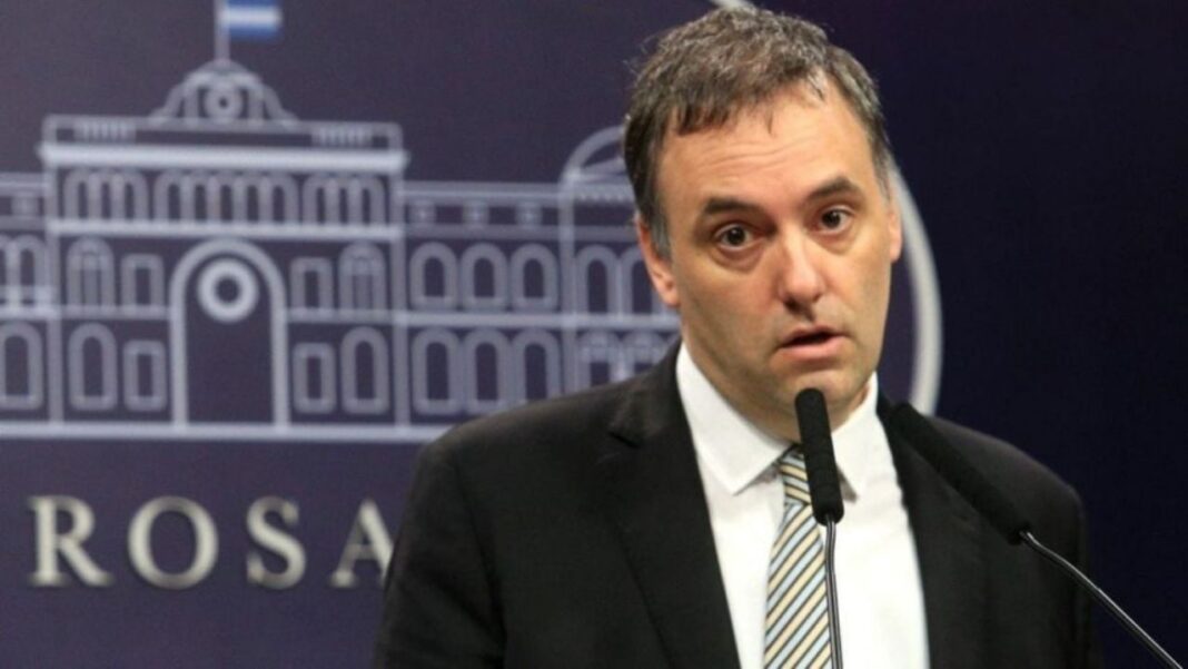 Manuel Adorni, jefe de Gabinete de la Nación, en una conferencia de prensa.