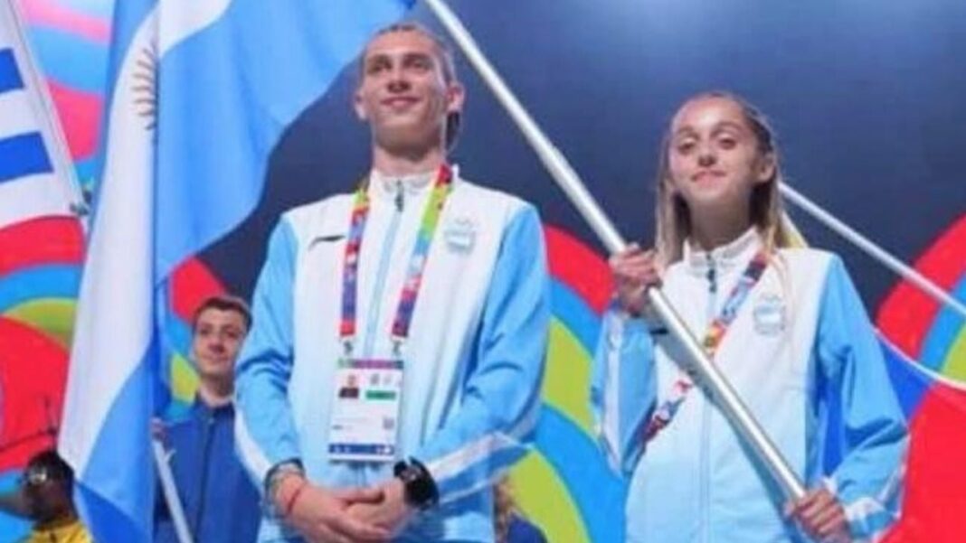Valentín Olmos celebrando su medalla de oro en salto en largo en los Juegos Suramericanos de la Juventud Panamá 2026