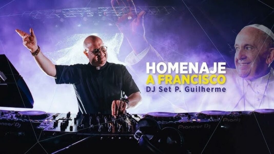 Multitud en la Plaza de Mayo durante el homenaje al Papa Francisco con el show del cura DJ Guilherme Peixoto