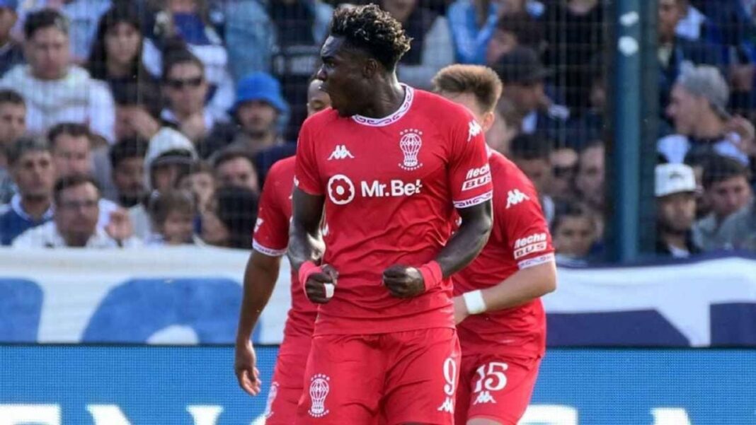 Jugadores de Huracán celebrando un gol durante el partido contra Gimnasia en el estadio Juan Carmelo Zerillo.