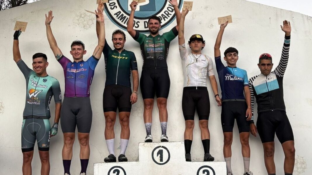 Ciclistas compitiendo en la carrera 